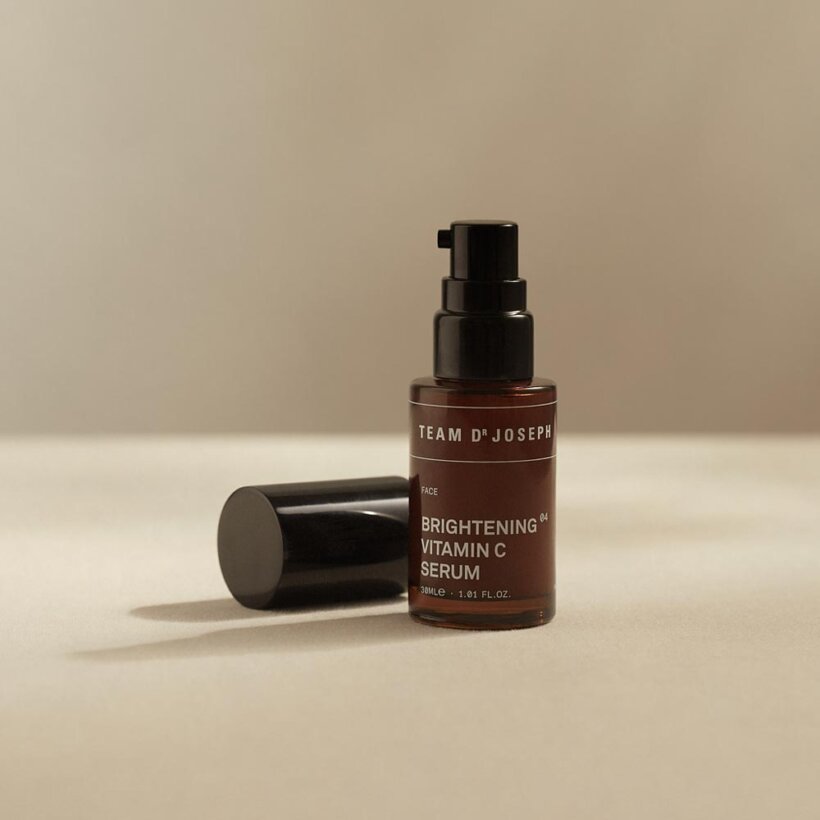 Team Dr Joseph Brightening Vitamin C Serum – Pumpflasche mit abgenommener Kappe