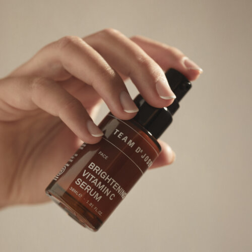 Team Dr Joseph Brightening Vitamin C Serum – Pumpflasche in der Hand