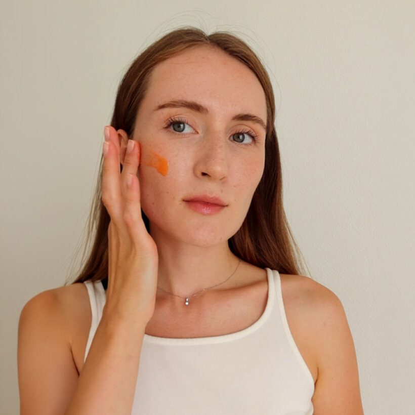 Team Dr Joseph Brightening Vitamin C Serum – Anwendung im Gesicht