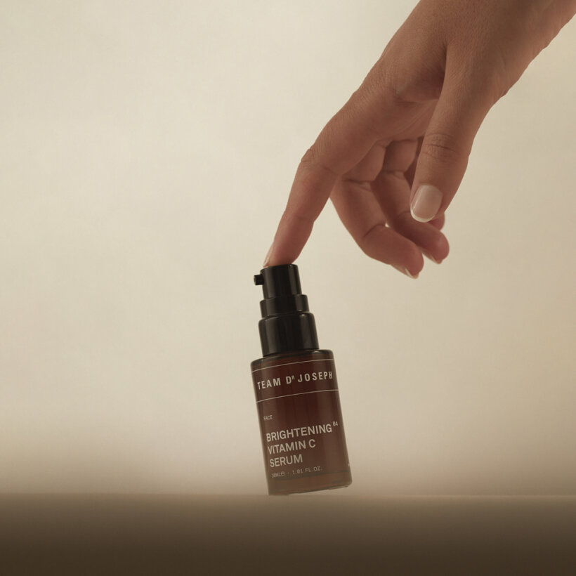 Team Dr Joseph Brightening Vitamin C Serum – Pumpspender bei der Anwendung